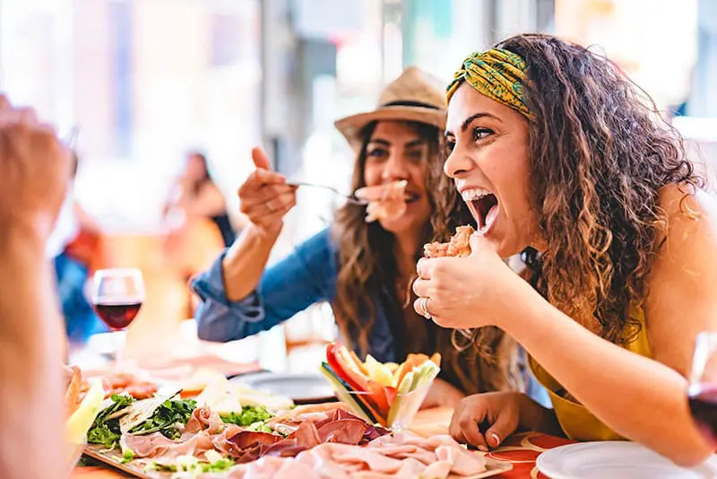 eating-brunch-with-friends