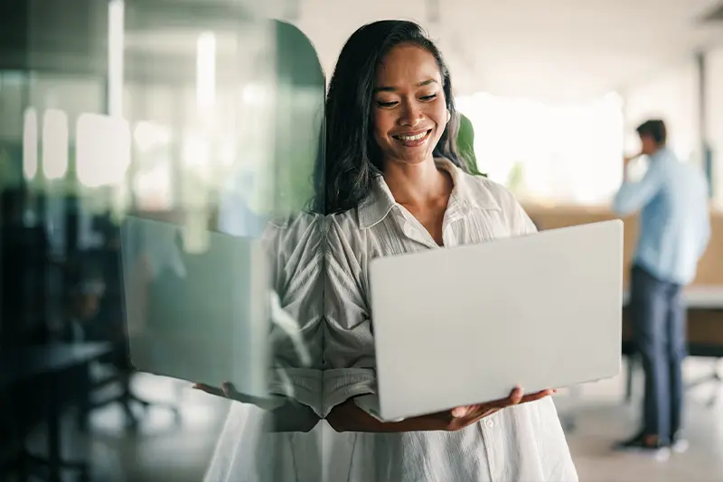 woman-satisfied-with-AI-use-in-office