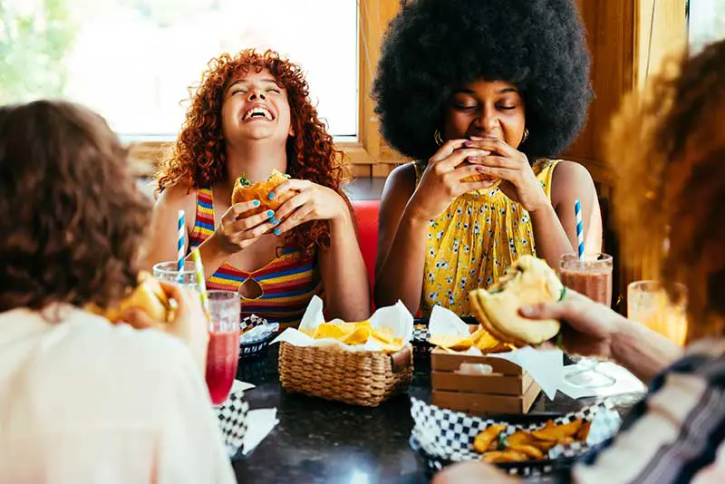 Friends-eating-food-with-friends-in-the-cafeteria