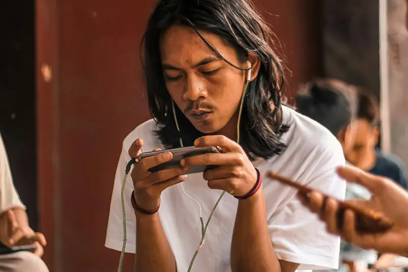 Indonesian-man-texting-on-WhatsApp.